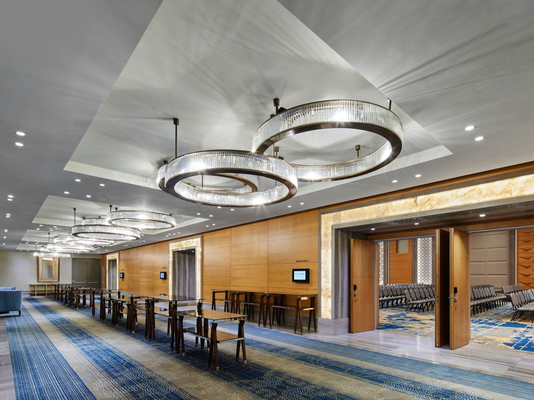 Ballsaal II mit eleganten Kronleuchtern und Theaterbestuhlung in der Titanic Chaussee Berlin