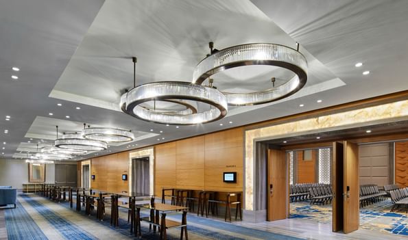 Ballsaal II mit eleganten Kronleuchtern und Theaterbestuhlung in der Titanic Chaussee Berlin
