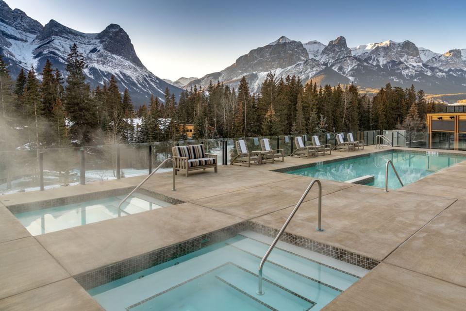 Outdoor hot tubs with mountain view at The Malcolm Hotel