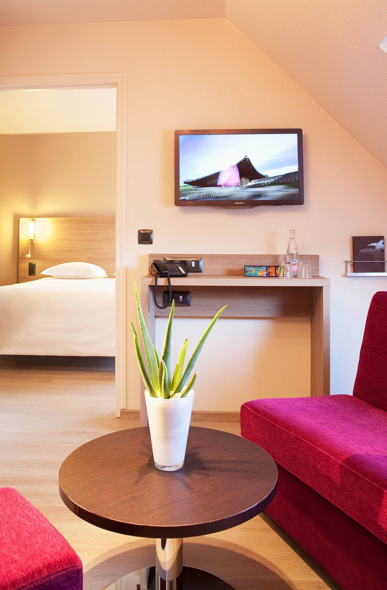 Lit king-size et bureau dans une suite familiale à l'Escale Oceania Quimper