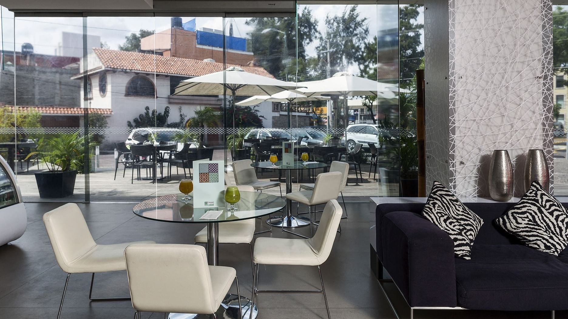 Close-up of a dining table at Gamma Morelia Beló