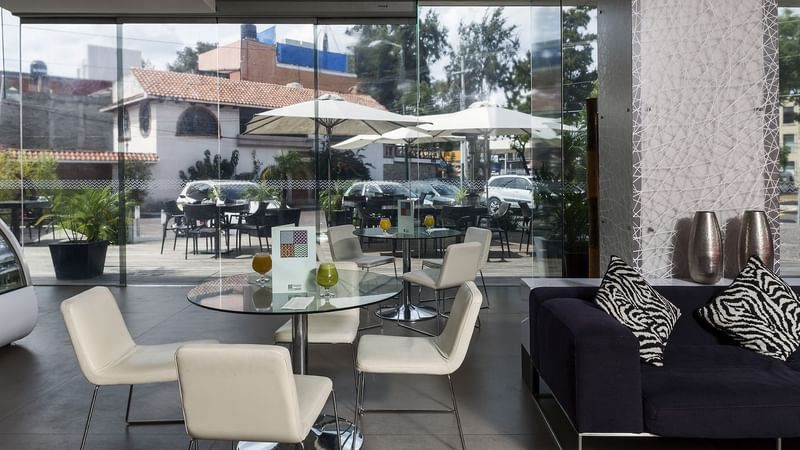 Close-up of a dining table at Gamma Morelia Beló