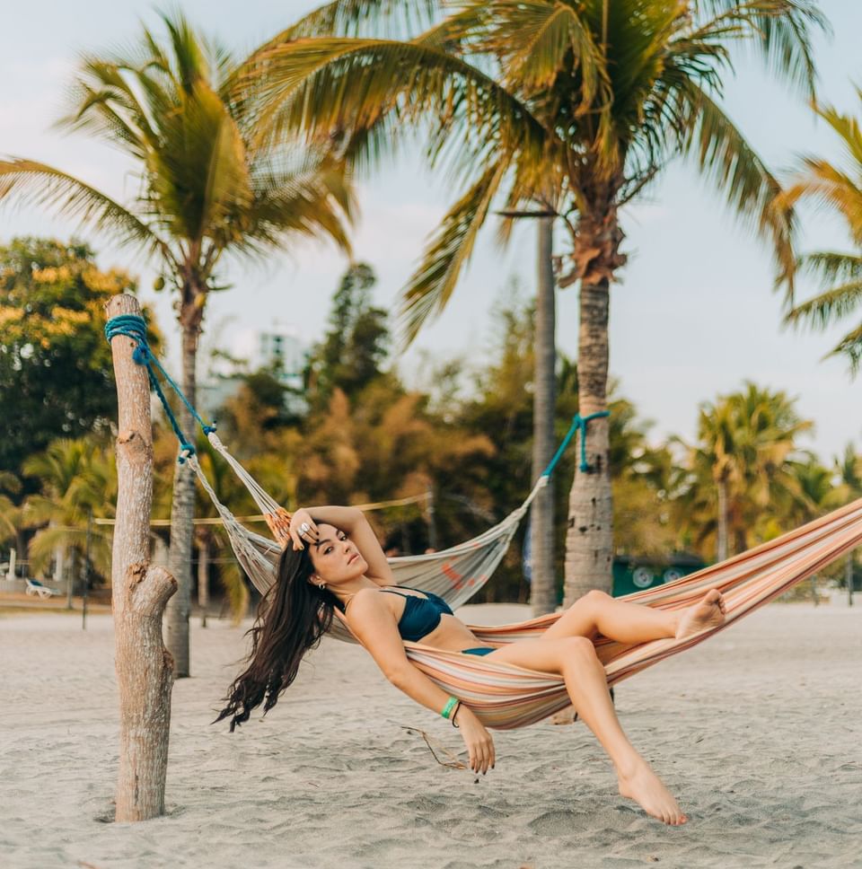 Mujer relajandose en hamaca de Playa Blanca Resort