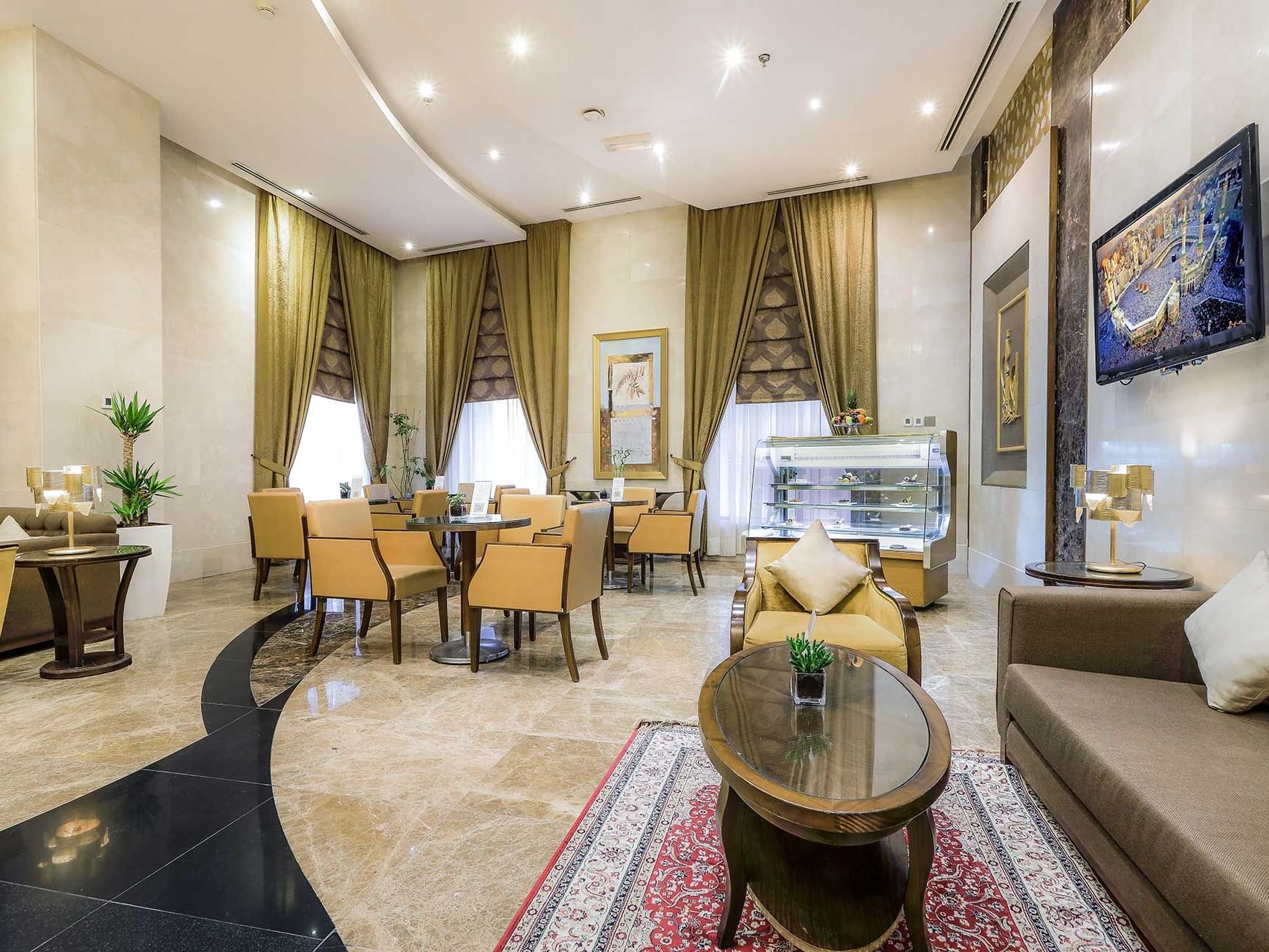 Dining area in Al Majlis Restaurant at Elaf Kinda Hotel