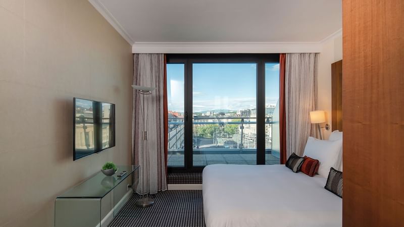 King bed in the Penthouse Terrace Room at Warwick Geneva