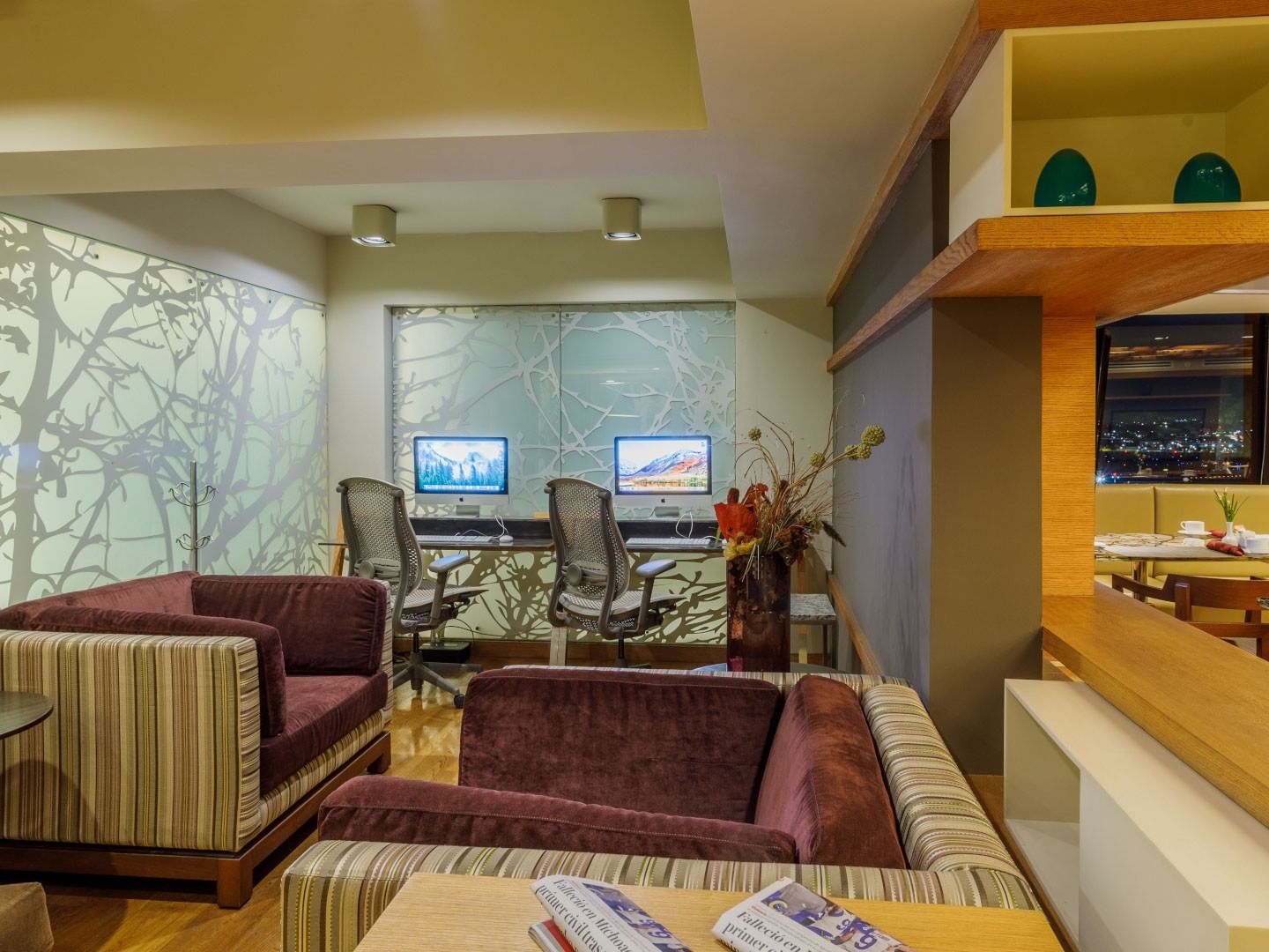 Salón de negocios acogedor con sofás y estaciones de trabajo en Camino Real Aeropuerto México en Ciudad de México