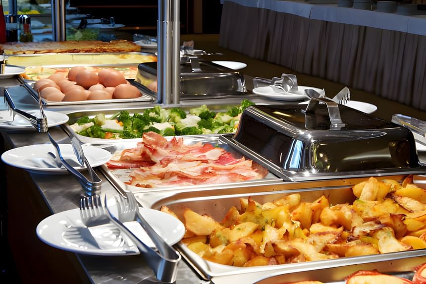 Breakfast buffet served with scrambled eggs, bacon, and roasted potatoes in Stagedoor Restaurant at Branson Hillside Hotel