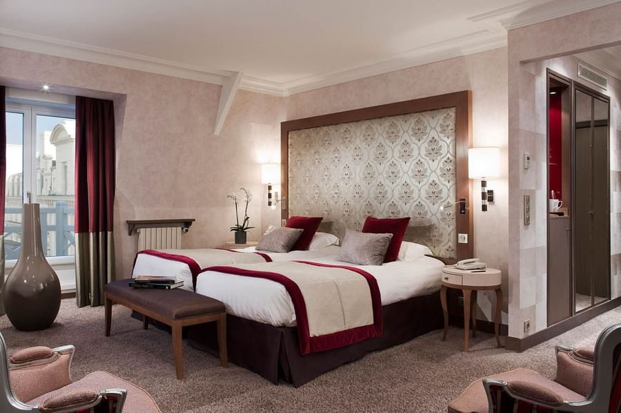 Comfy bench by the twin beds in Suite Junior at Le Grand Hôtel des Thermes