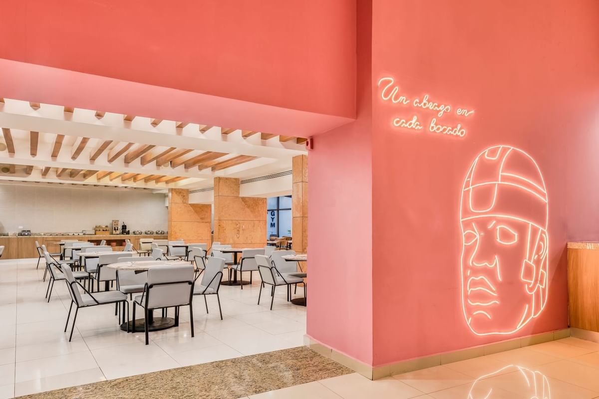 Mesas y arte mural en Tita Comedor Mexicano, Hoteles Fiesta Inn