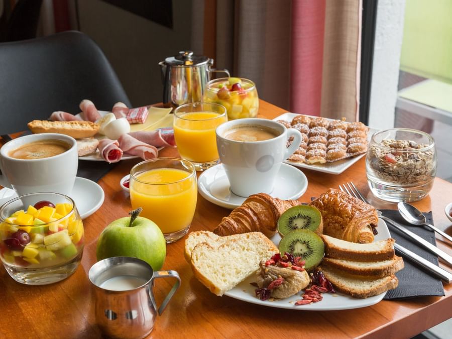 View of dishes & drinks served at Hotel Au Chene Vert