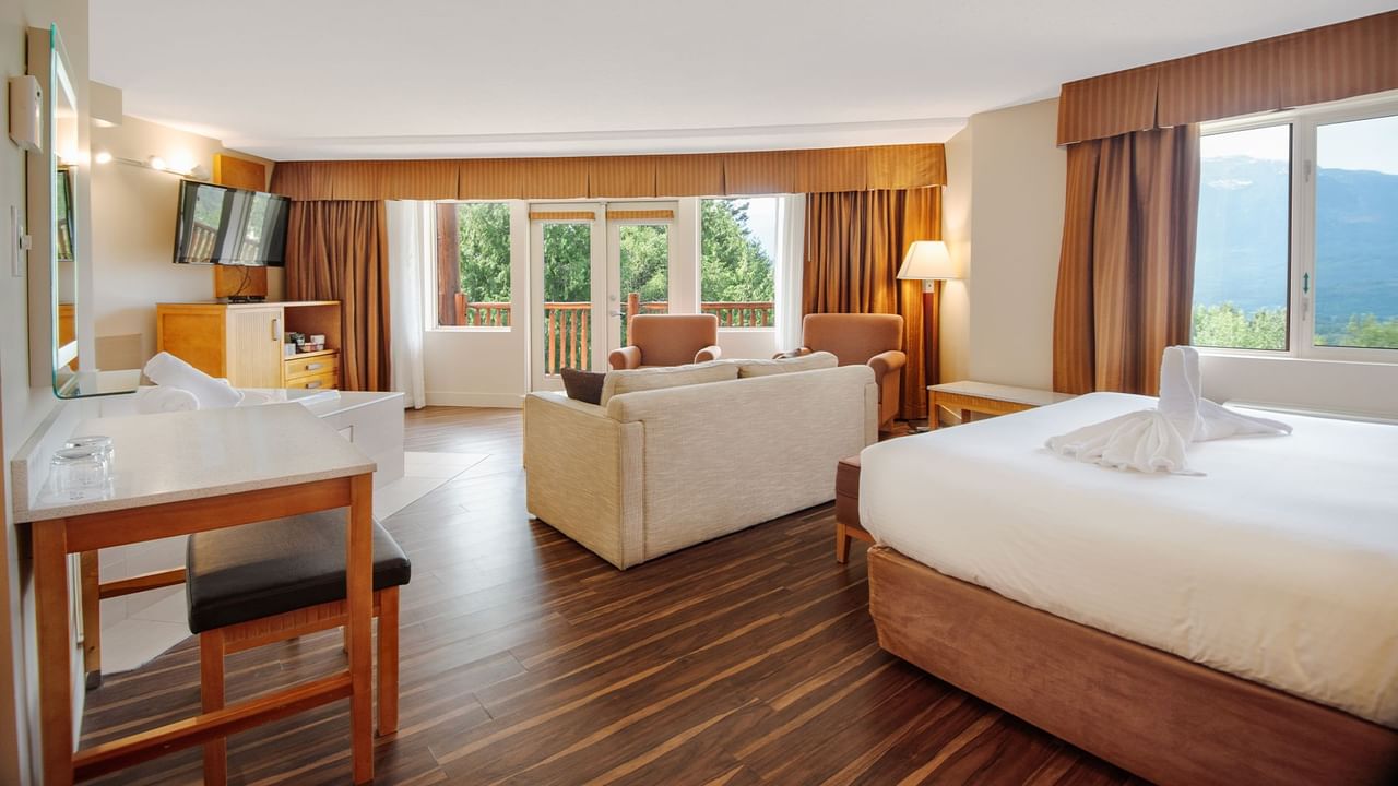 Hotel guest room with king bed and jetted tub