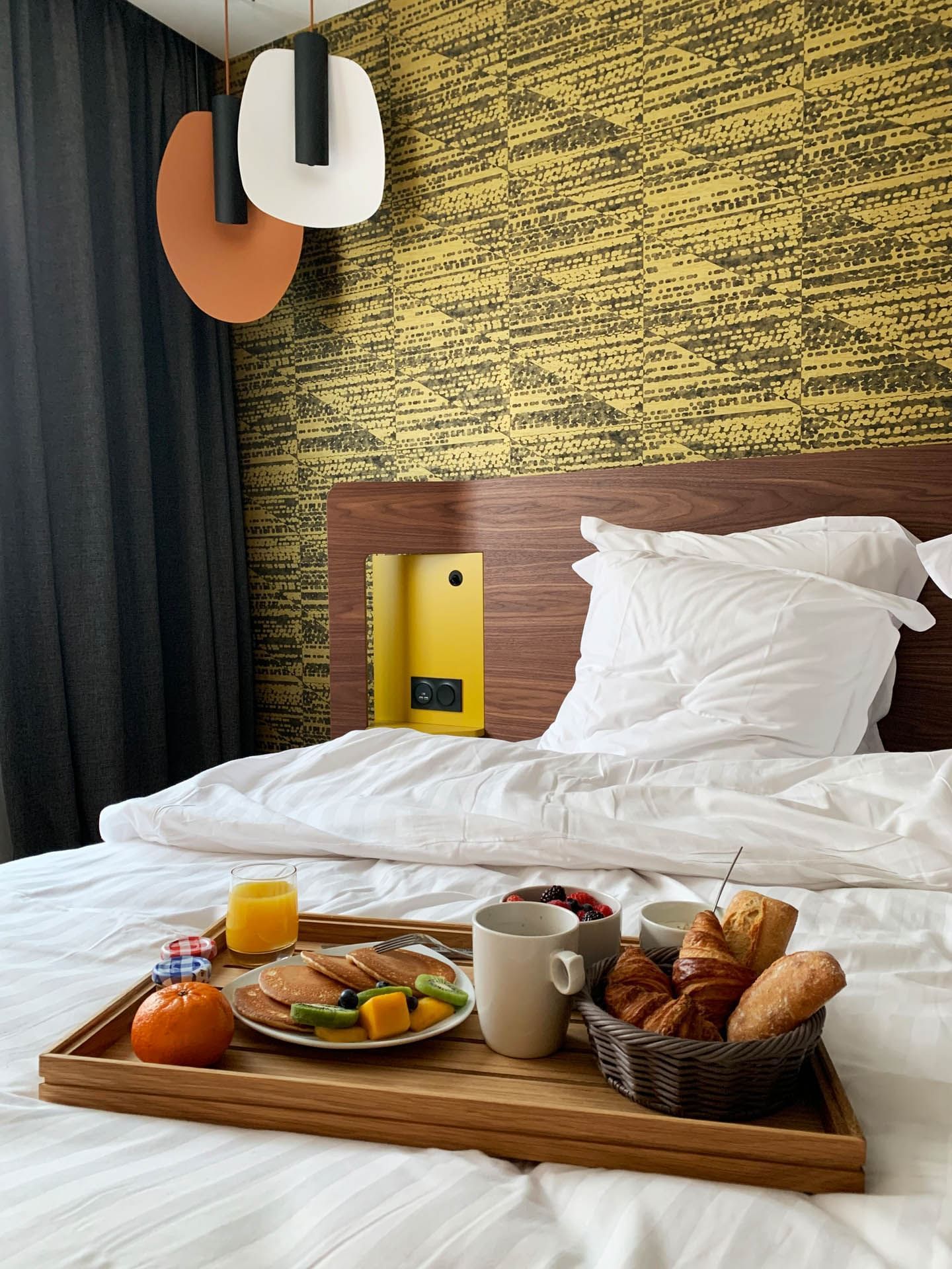 Petit-déjeuner servi au lit à l'Oceania Paris Porte de Versailles