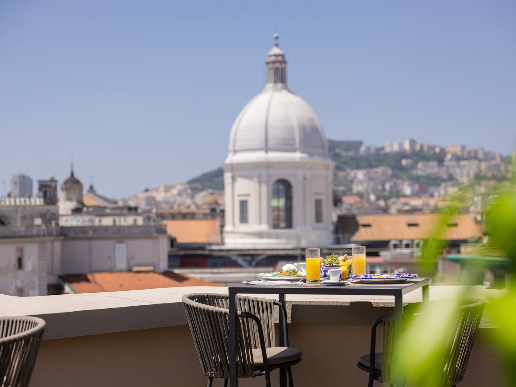 UNAHOTELS Napoli - Rooftop con vista sulla città