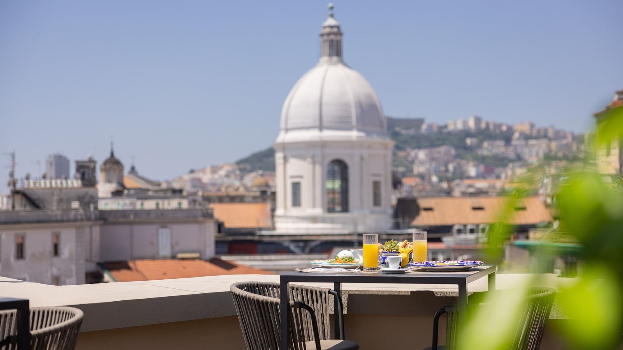 UNAHOTELS Napoli - Rooftop con vista sulla città