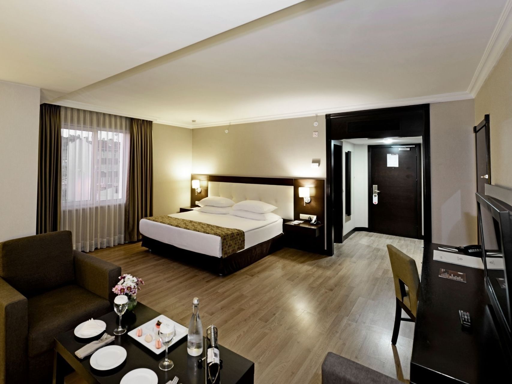 Spacious suite at Eresin Hotels Topkapi with a comfortable bed, living area, and work desk.