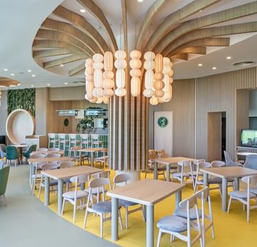 Kikoa Kids Club, Titanic Deluxe Lara’da sıcak tonlarda, modern tasarımlı restoran alanı.
