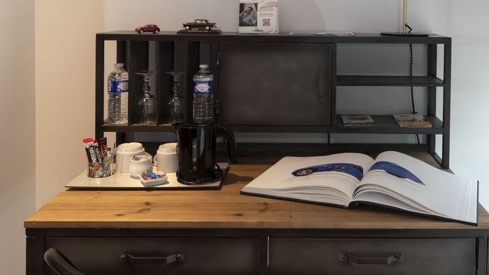 A table with glassware and a book at Hotel de la Balance