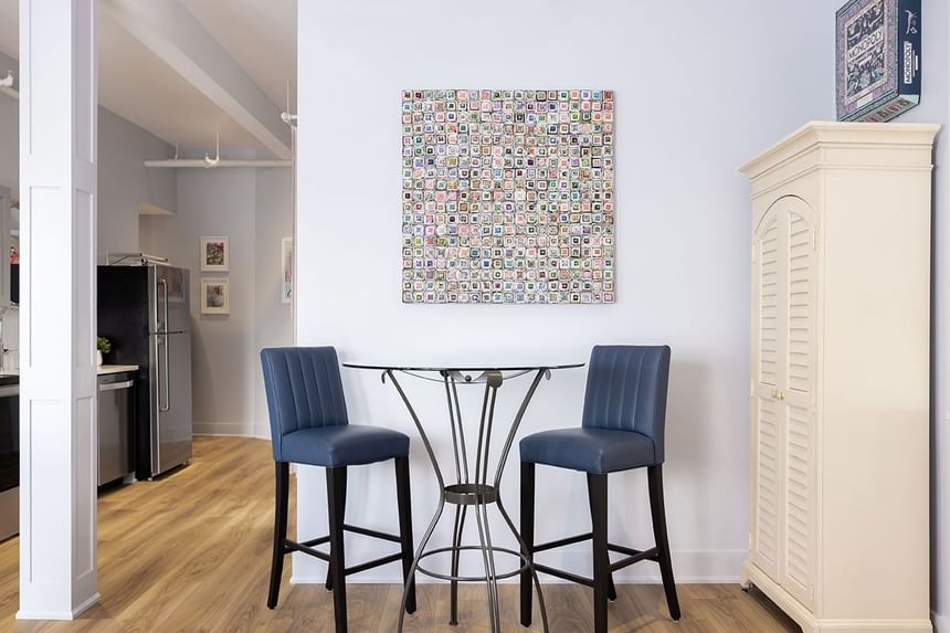 Sitting area with side cupboard in King Premiere lounge at Retro Suites Hotel