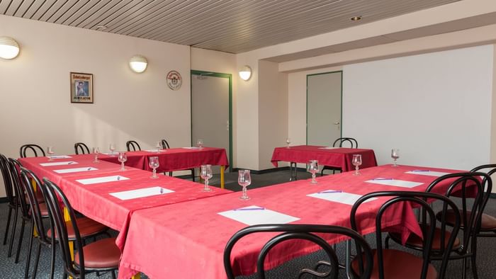 Table arrangement in a meeting room at Hotel Le Forum