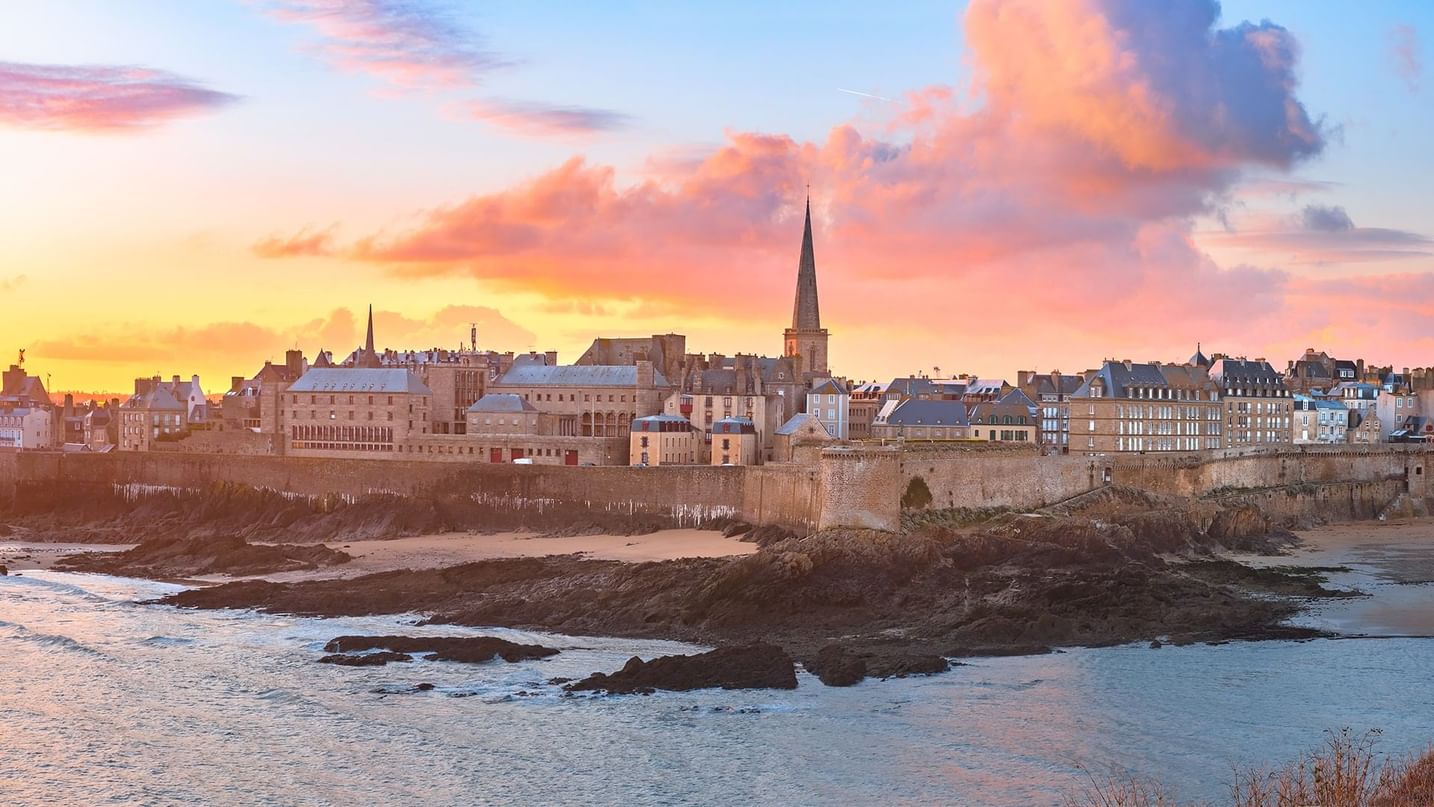 Vue de loin de la ville à l'aube près des Hôtels Oceania
