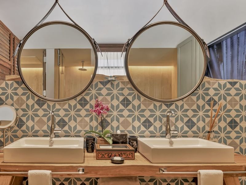 Wash basins with mirror in Aqua Residence at Live Aqua Resorts