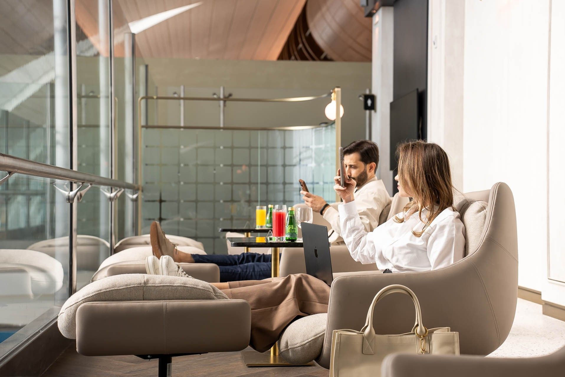 Guests relaxing and enjoying a drink - Dubai International Hotel