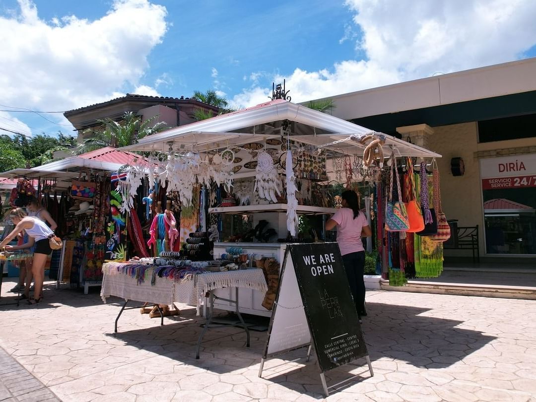 Vista de tiendas en la calle cerca de Tamarindo DIRIA Beach Resort