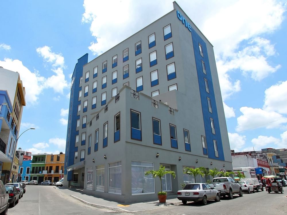 Exterior del hotel y parking de One Villahermosa Centro