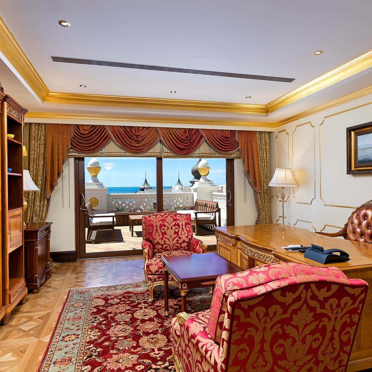 Titanic Mardan Palace'daki King Süitte balkon kenarında özel çalışma alanı 