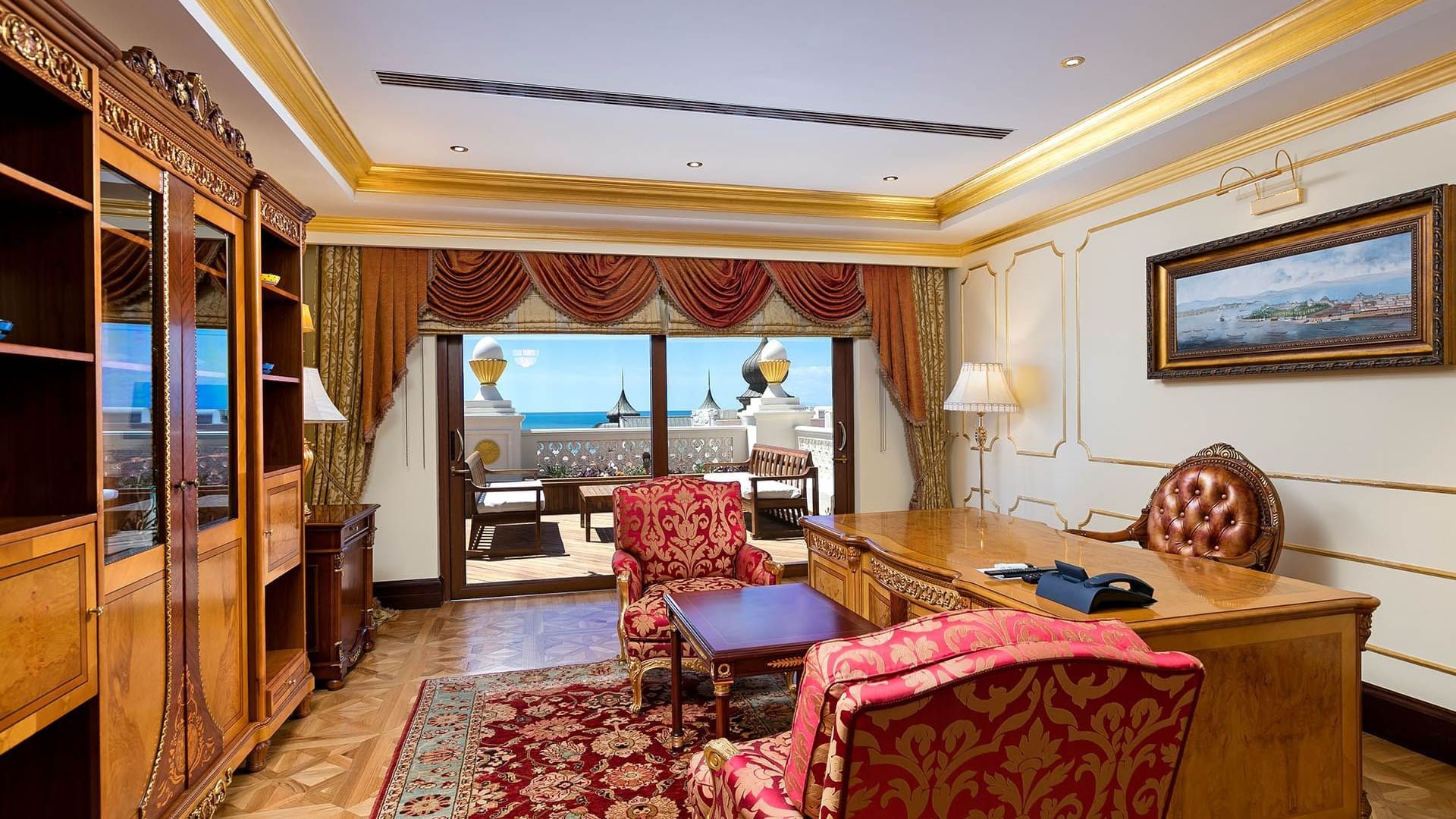 Titanic Mardan Palace'daki King Süitte balkon kenarında özel çalışma alanı 