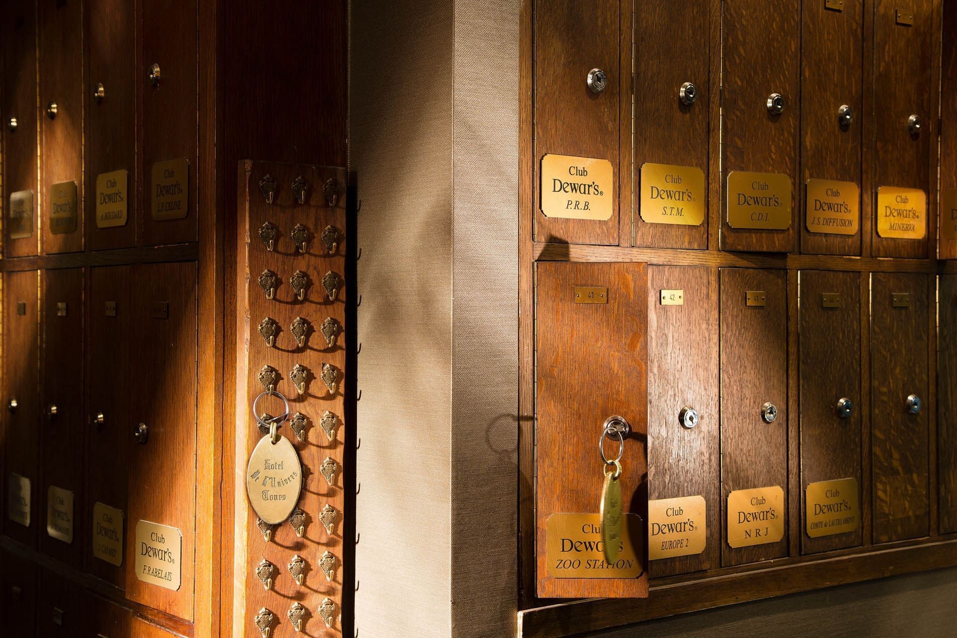Coffres-forts en bois dans le bar à Oceania L'Univers Tours