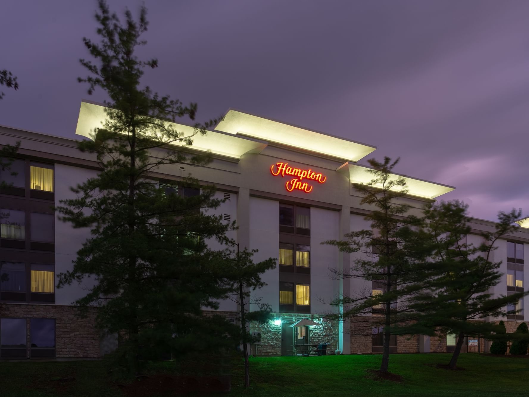 Hampton Inn Bloomington, Indiana Hampton by Hilton Exterior Image at night.