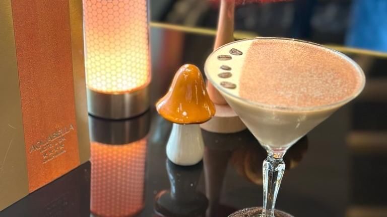 Verre de cocktail élégant avec des champignons décoratifs et un menu intitulé