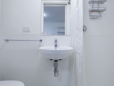UniLodge @ ANU – Lena Karmel Lodge_Studio Bathroom