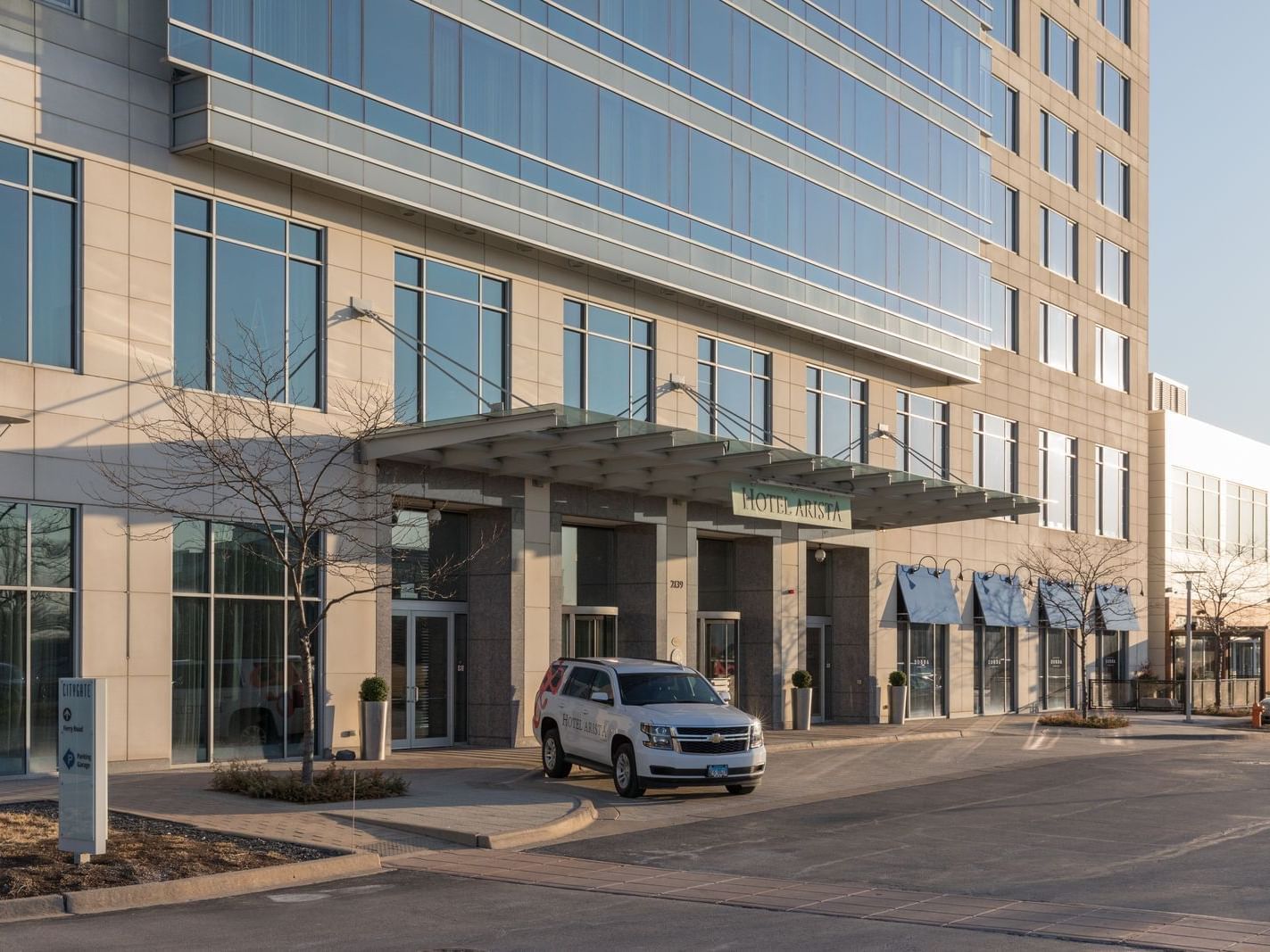 a car in front of a building