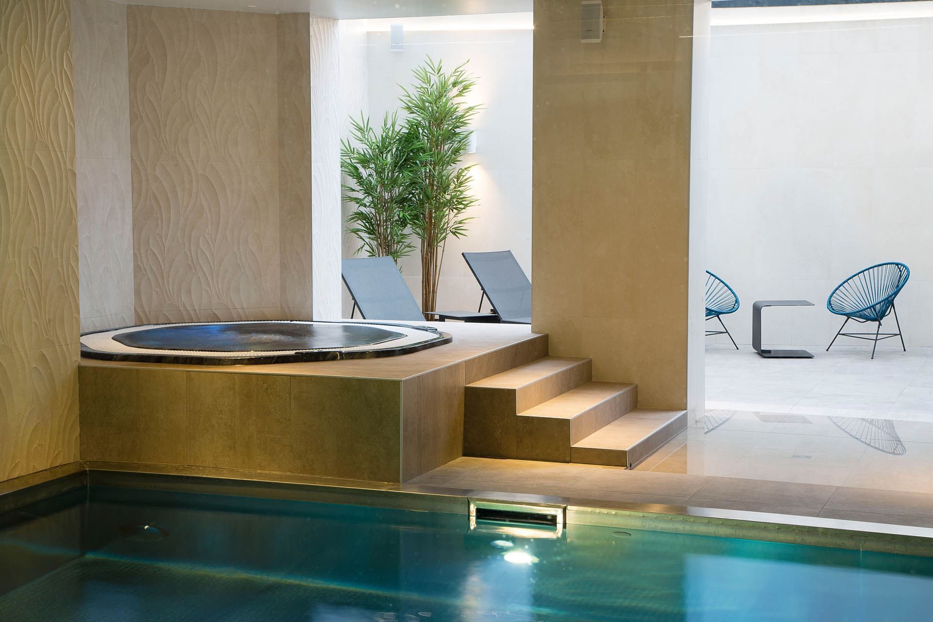 Mini piscine avec jacuzzi dans le spa à l'Oceania L'Univers Tours
