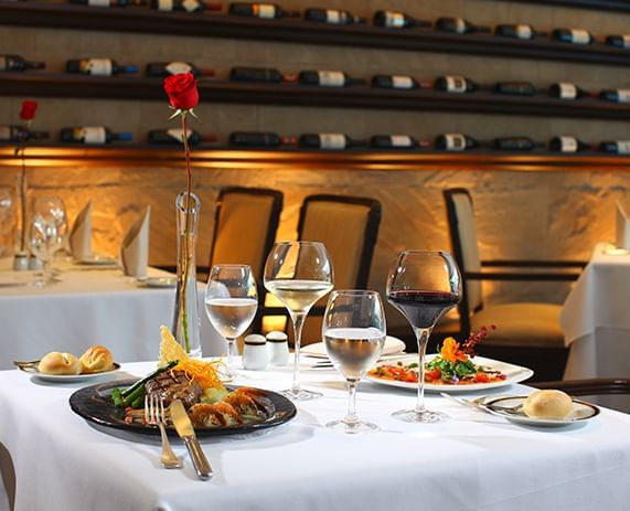 Mesa servida con comida en el Restaurante Oceanus del Hotel Delfines