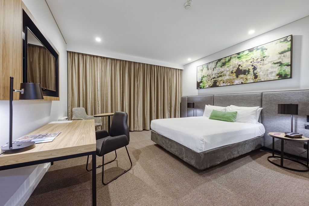 Queen bed in Standard Room at Mercure Penrith Hotel Australia