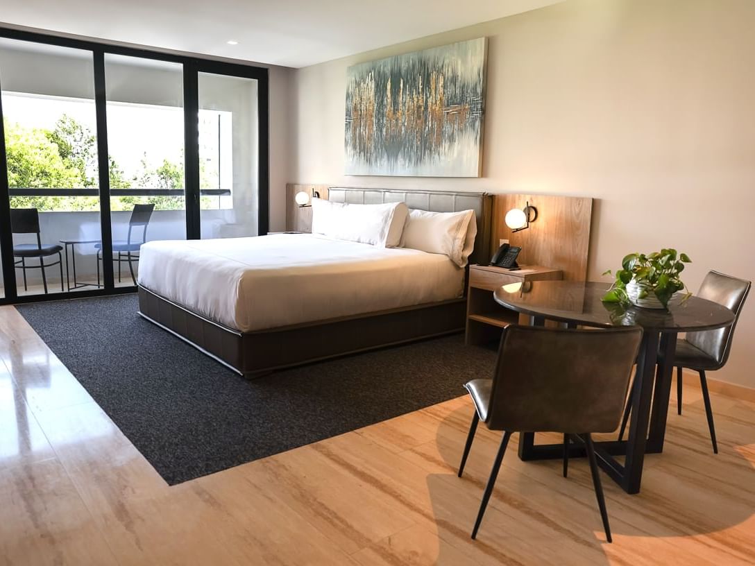 Habitación Junior Suite con cama grande y balcón en Elements by Marquis en Ciudad de México