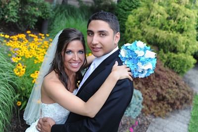 A wedding couple at the garden path of Ethan Allen Hotel