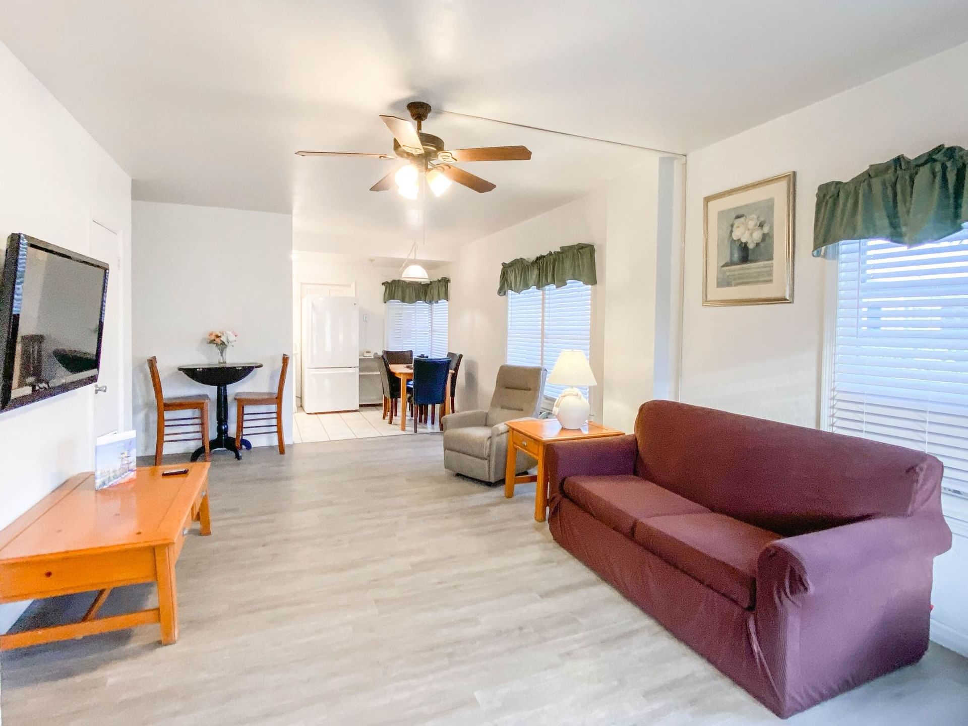 Family Suite 2 Bed, 2 Bath lounge, Ocean Court Beachfront Hotel