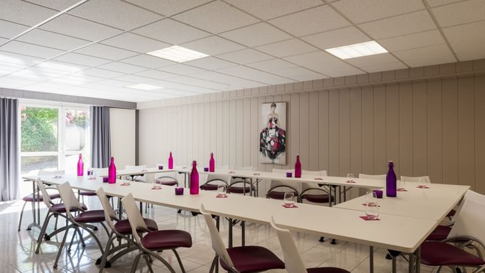 Table arrangement in a meeting room at Hotel La Saulaie
