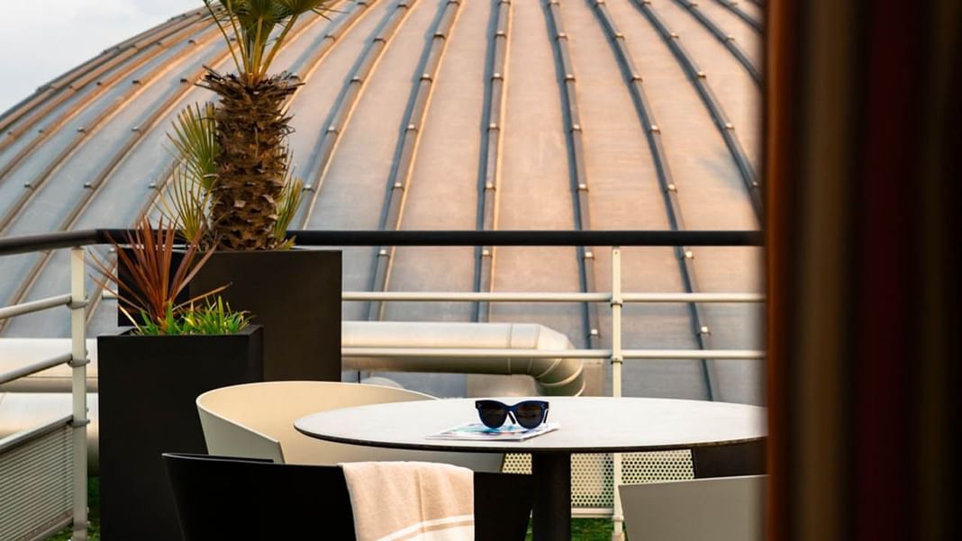 Table à manger sur une terrasse sur le toit, Escale Oceania Pornichet