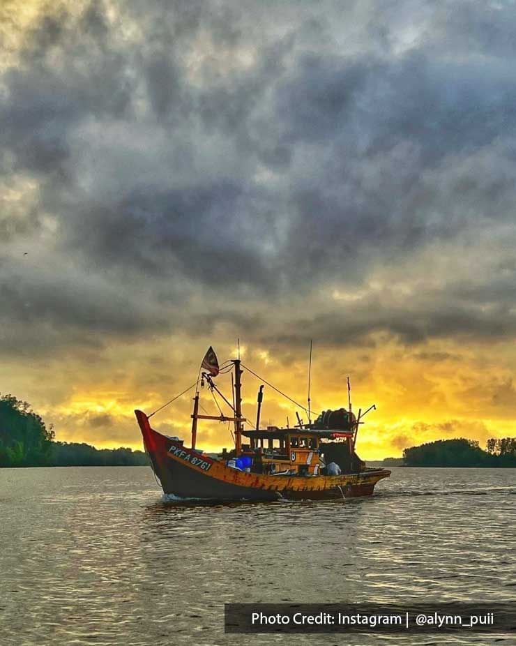 There was a fishing boat on the sea during dusk - Lexis Suites Penang 