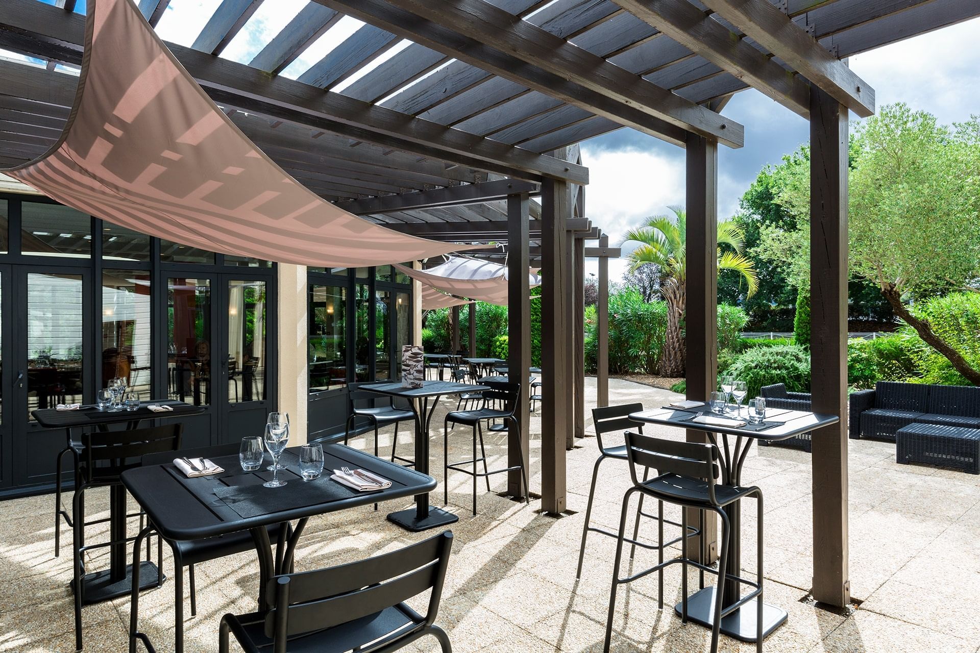Dining & lounge area in the Terrace at Oceania Nantes Aéroport