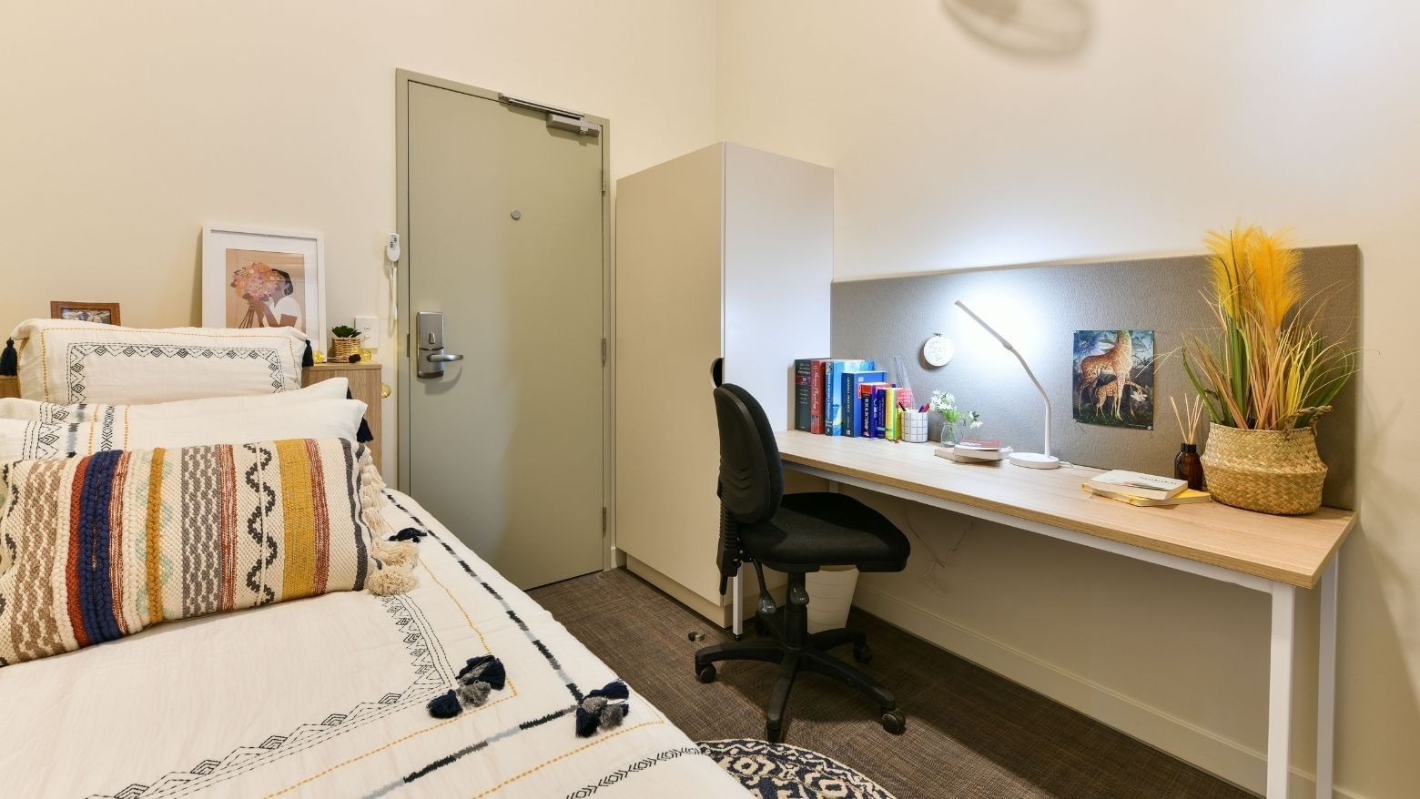 Single room with bed and desk at UniLodge Herston.