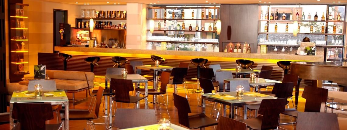 Interior del café Bar en el area de restaurante de Bogota Plaza Hotel