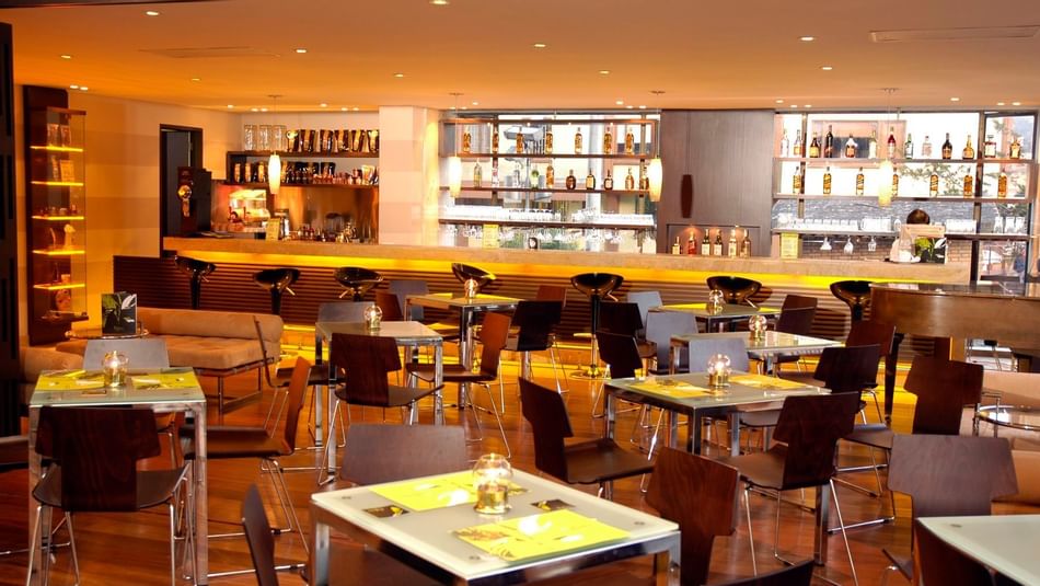 Interior del café Bar en el area de restaurante de Bogota Plaza Hotel