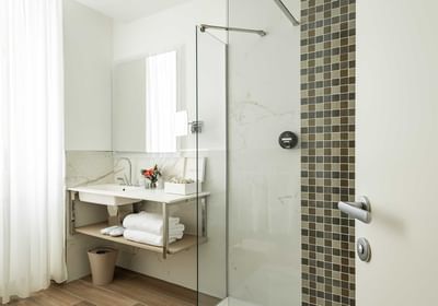 Bathroom with shower, mirror & basin at Sublimis Boutique Hotel Camogli