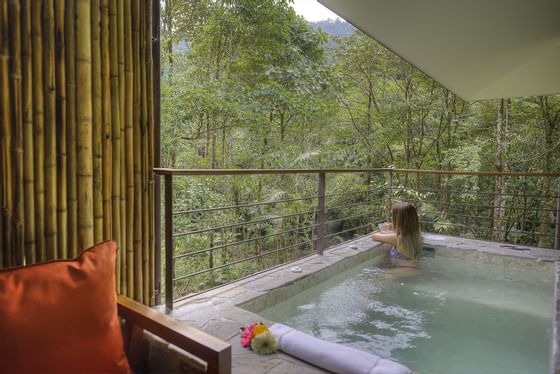 femme se relaxant dans le bain à remous